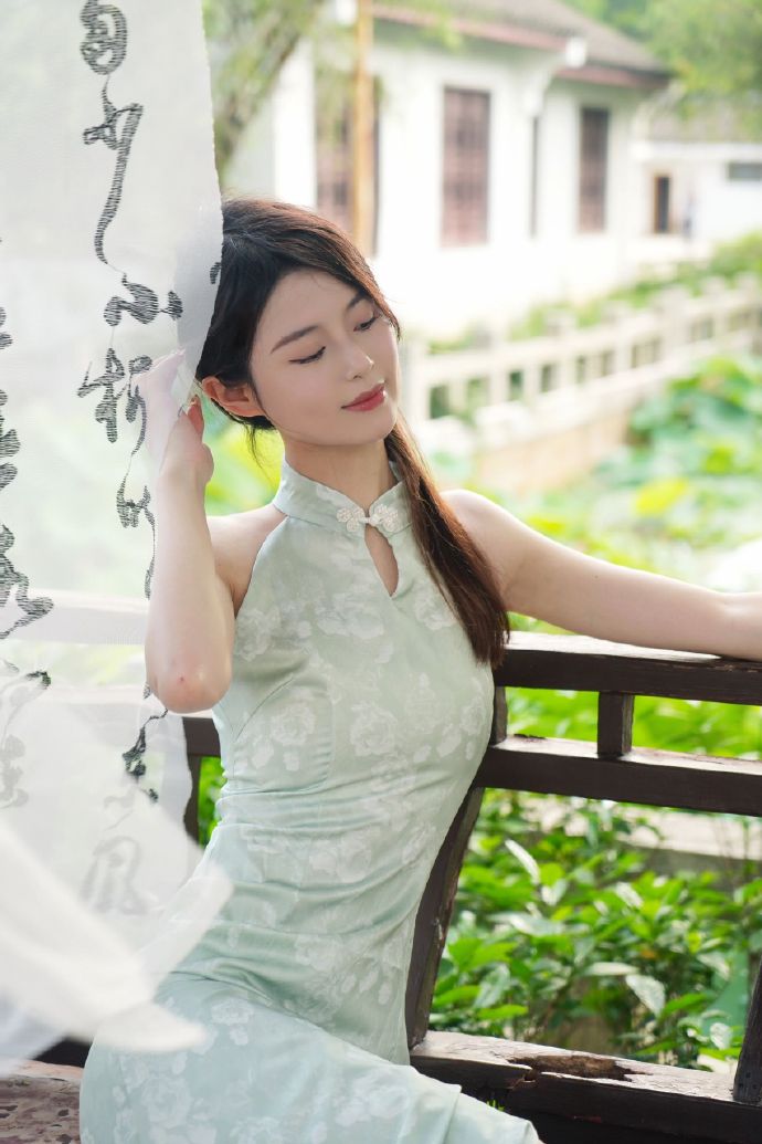 冉莹颖与邹市明：综艺《姐姐当家2》引发热议，女主播背后的辛酸与争议